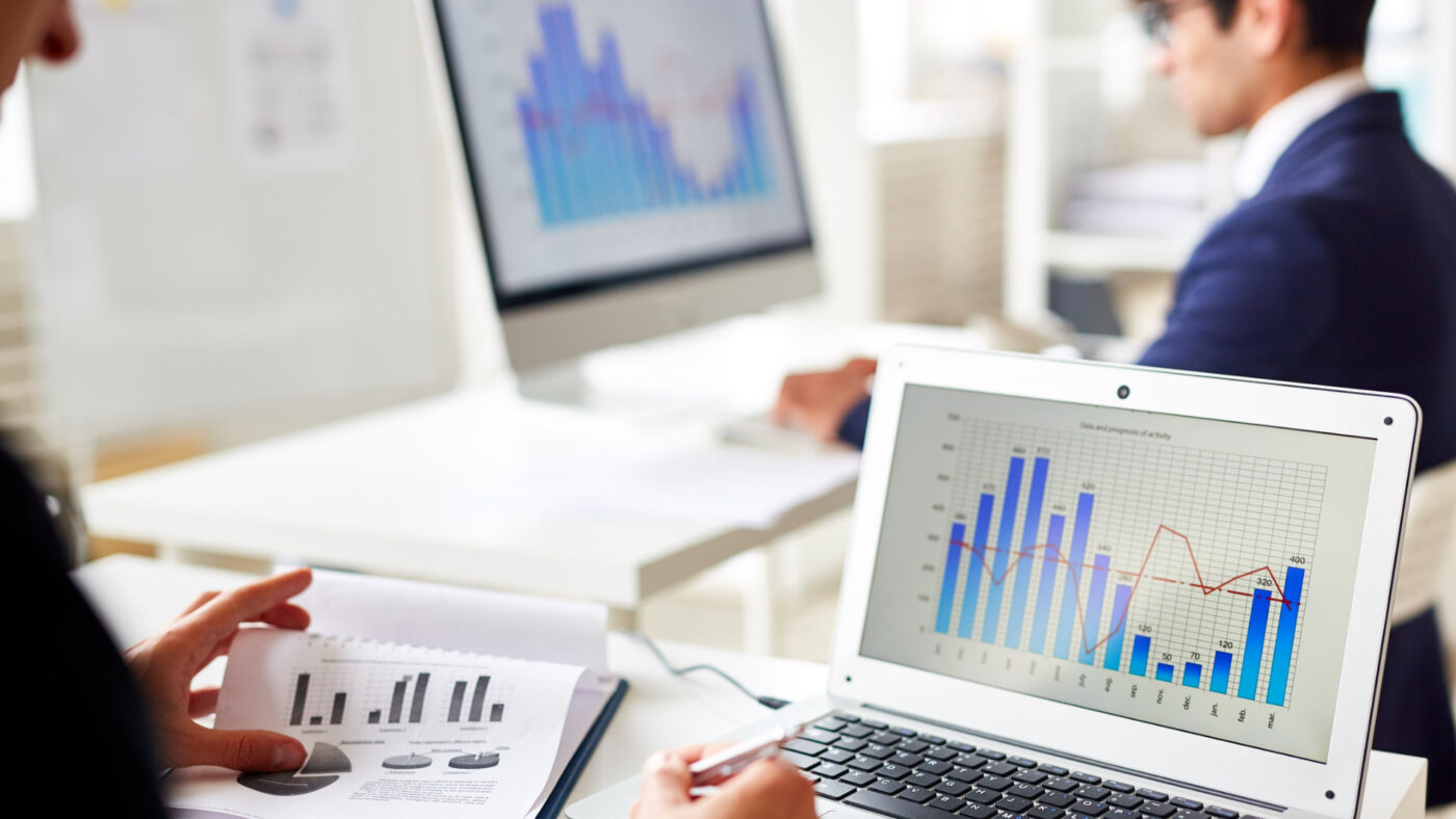 Jakie są różnice między prokurentem a członkiem zarządu w spółce z oo?